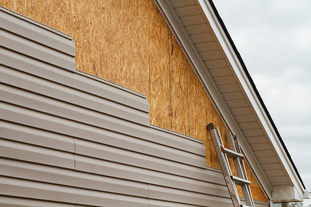 Professional Vinyl Siding technician working in Plainville, CT